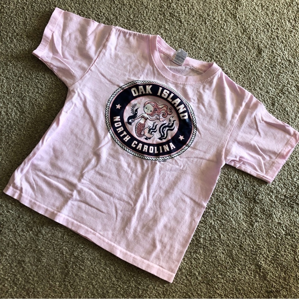 Oak Island mermaid pink short sleeve tee in size S